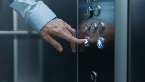 Premere sempre troppo i pulsanti: Il problema degli ascensori